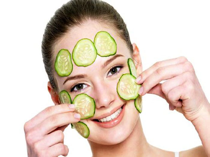 Đắp mặt nạ dưỡng ẩm tự nhiên