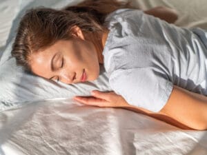 Tại sao sáng ngủ dậy mặt nhiều dầu trông thật khó chịu